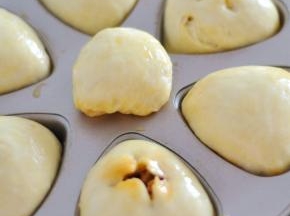 表面刷一层蛋液。
 也可以用剪刀在面团上剪个十字，烤好后会有开口。