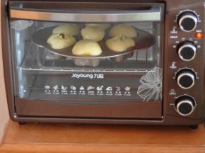 放入烤箱中，170度烘烤10分钟。