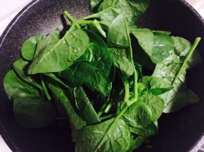 炒至蔬菜出水，体积变小，加入鸡精、糖，翻炒均匀