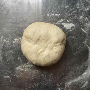 椰蓉也分为4份，分别加入面团中，包好