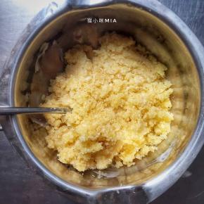 先准备椰蓉馅料，黄油室温软化打发，加入糖打至颜色变浅，体积变大，分次加入蛋液，每加一次充分混合后再加下一次，直至全部加完并搅匀，然后加入椰蓉，搅匀后再加入牛奶，搅匀备用
