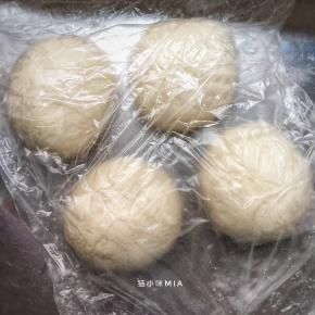 发酵好的面团平均分为4份，排气揉圆，醒发15分钟