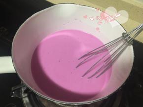 另一份牛奶奶油液+火龙果汁+20g糖倒入锅里，边小火加热边搅拌。煮沸后倒入剩余的一半牛奶淀粉液；