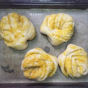 全部做好后，温暖处二次发酵，发酵好后刷蛋液