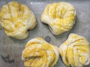 全部做好后，温暖处二次发酵，发酵好后刷蛋液