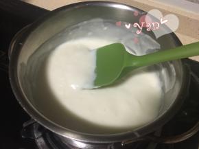 迅速搅拌至浓稠状态，熄火；