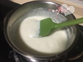 迅速搅拌至浓稠状态，熄火；