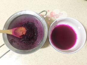 红心火龙果打成泥，过筛后取汁40克；