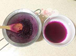 红心火龙果打成泥，过筛后取汁40克；