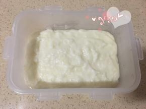 倒入铺好椰蓉的密封盒里；