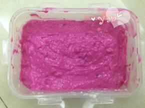 倒入牛奶小方上，放凉后放入冰箱冷藏4小时以上再食用。