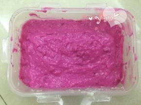 倒入牛奶小方上，放凉后放入冰箱冷藏4小时以上再食用。