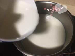 煮沸后倒入一半牛奶淀粉液；