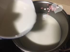 煮沸后倒入一半牛奶淀粉液；