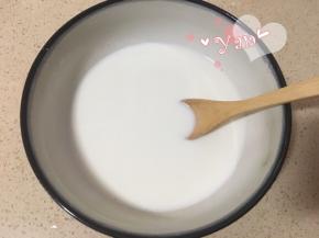 取80g纯牛奶+玉米淀粉搅匀，备用；