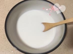取80g纯牛奶+玉米淀粉搅匀，备用；