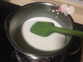 取一份倒入锅里，放入20g糖，边小火加热边搅拌；