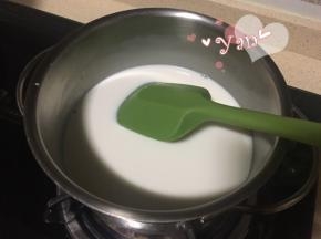 取一份倒入锅里，放入20g糖，边小火加热边搅拌；