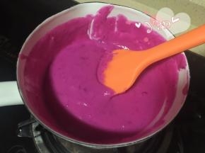 迅速搅拌至浓稠状态，熄火；