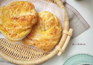 烤箱预热，175度中层烘焙20分钟