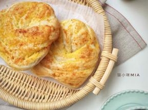 烤箱预热，175度中层烘焙20分钟