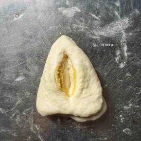 中间来一刀，尖的一端往中间塞进去，后面拉出来