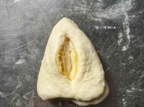 中间来一刀，尖的一端往中间塞进去，后面拉出来