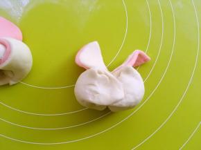 将卷好的面团翻过来，白色的面卷部分对捏紧，之后翻转过来整理下形状即可