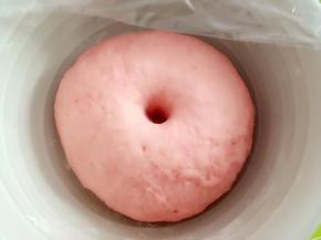 发酵好的面团用手指沾点干粉，按下去又一个圆圆的洞，不回弹即可