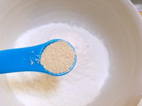 混合原色面团材料，活成面团，揉至光滑状态