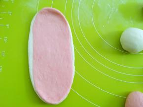 用擀面杖轻轻擀成长条