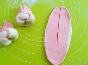 用刀在中间刮开，分成两半，划口在三份之一处
