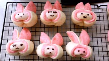 巧克力隔热水融化，点上兔子的眼睛跟嘴巴