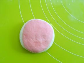 将两个颜色面团叠加在一起