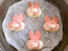 放入蒸锅大火蒸10分钟，出炉先揭开一点缝隙跑一会热气，1分钟后再开锅