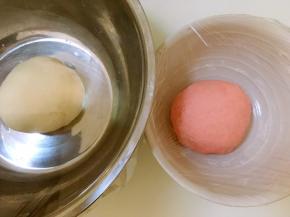 将两种颜色面团盖保鲜膜发酵至两倍大