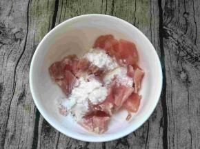 瘦肉切成薄片，越薄越好。加一勺生粉和料酒抓匀