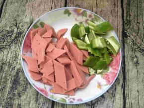 火腿和青椒切成片