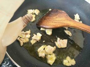 滴几滴米醋，继续炒半分钟左右。