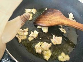 滴几滴米醋，继续炒半分钟左右。