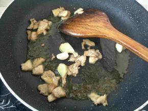 加入生姜和蒜瓣炒一分钟左右