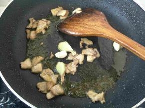 加入生姜和蒜瓣炒一分钟左右