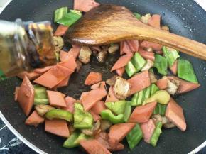 加适量的蚝油，炒半分钟