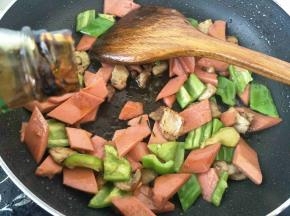 加适量的蚝油，炒半分钟
