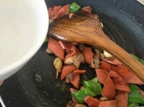 加一点点热开水，盖上锅盖闷一两分钟。