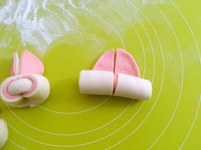 之后从底部没刮开部分往上卷起来，留一点别卷，当做兔耳朵