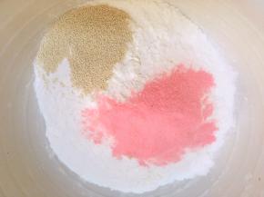 混合粉色面团材料，活成面团，揉至光滑状态