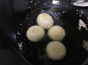 10分钟后便捞出麻团，放在厨房吸油纸上，让其吸走多余的油脂，趁热可开吃！