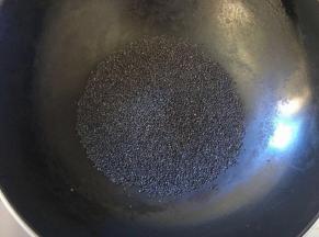 将黑芝麻放入炒锅中，用小火炒5分钟，炒熟炒香，不要炒糊了，这样黑芝麻糊会苦