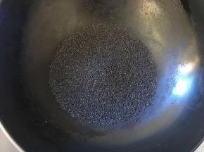 将黑芝麻放入炒锅中，用小火炒5分钟，炒熟炒香，不要炒糊了，这样黑芝麻糊会苦